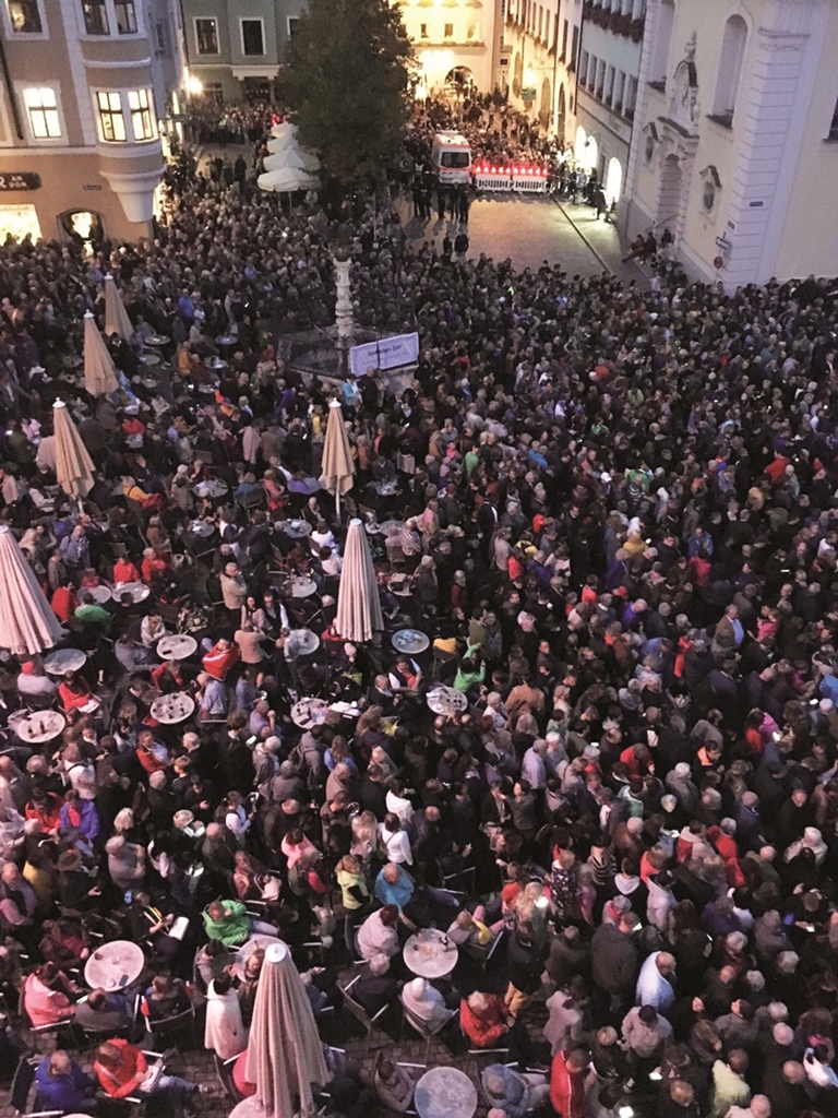 Menschenmassen verpfropfen sich am Domplatz.