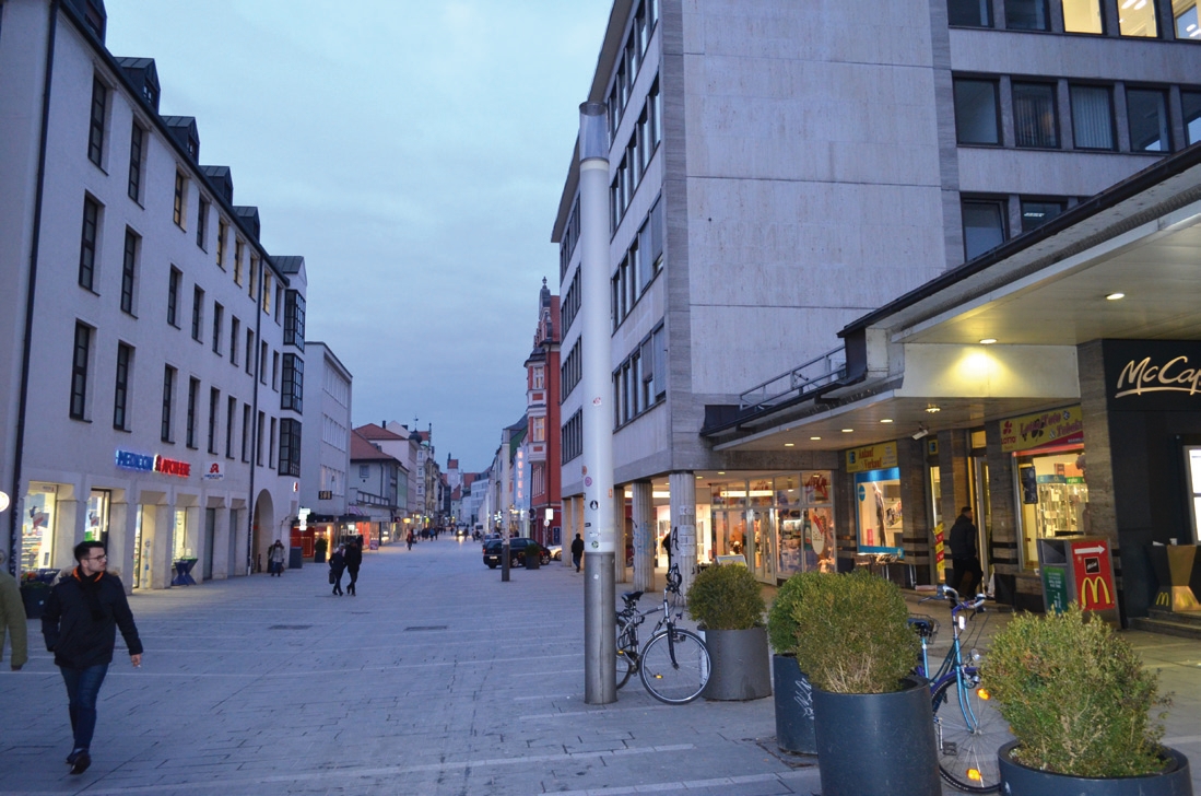 Die Regensburger UFO-Landebahn: Maxstraße.