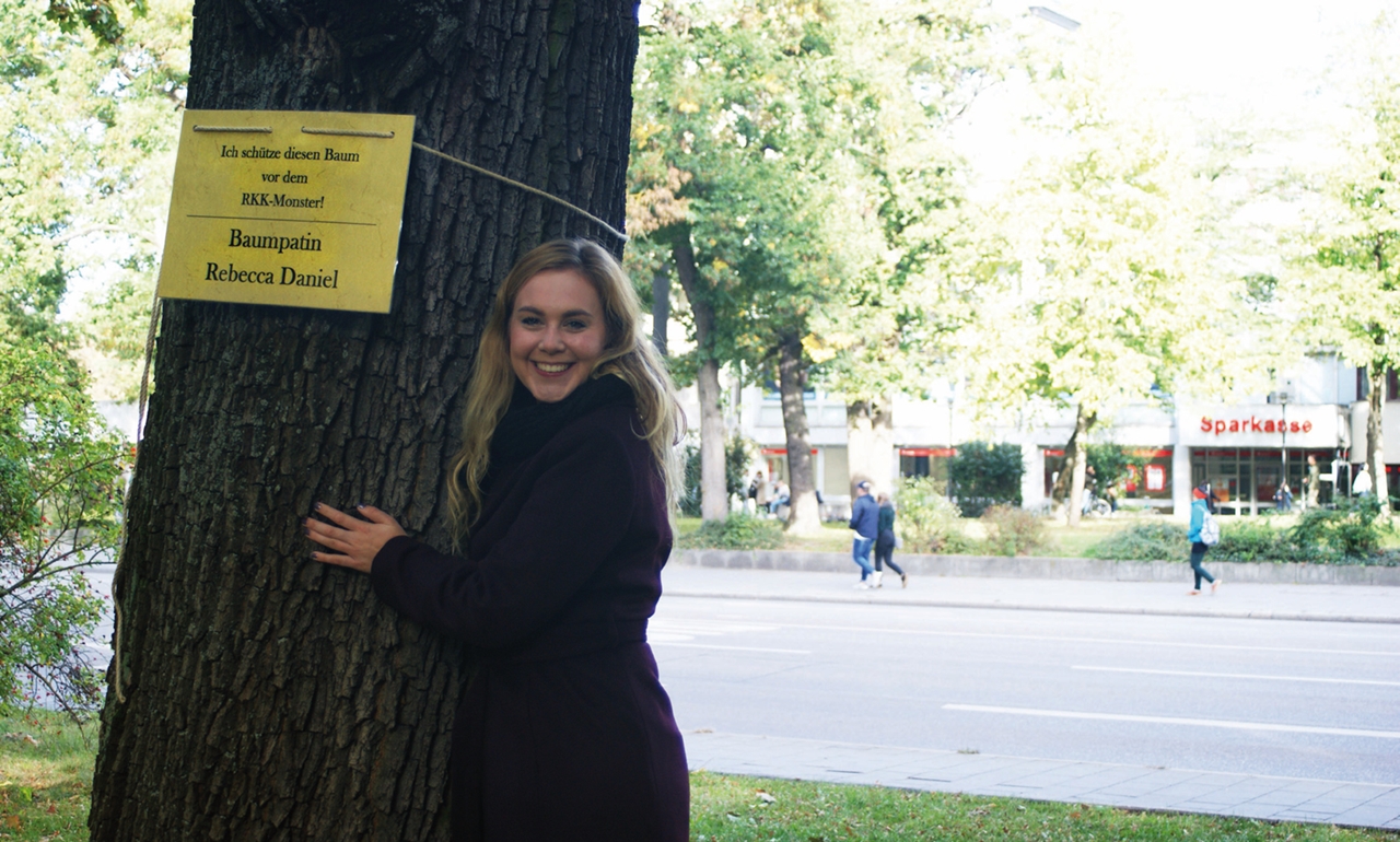 Anmut kontra Kettensäge: Baumpatin Rebecca Daniel schützt „ihren“ Baum vor dem RKK-Monster!