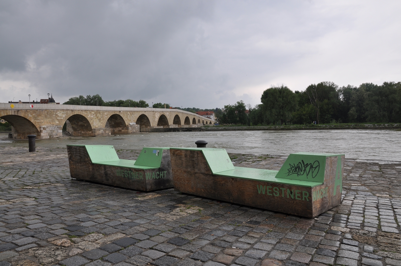 Beitrag der Stadtverwaltung zum Welterbe: versiffte Sperrholzkisten vor dem Regensburger Wahrzeichen.