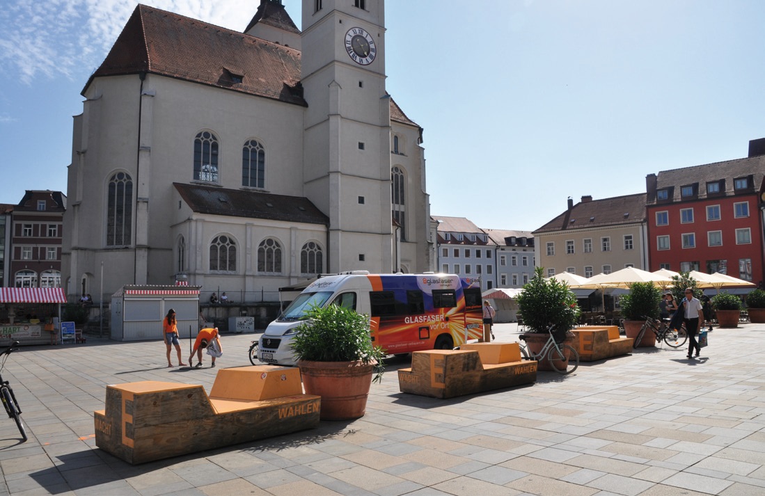 Neupfarrplatz: Endlager der potthässlichen Sperrholzkistensofas.