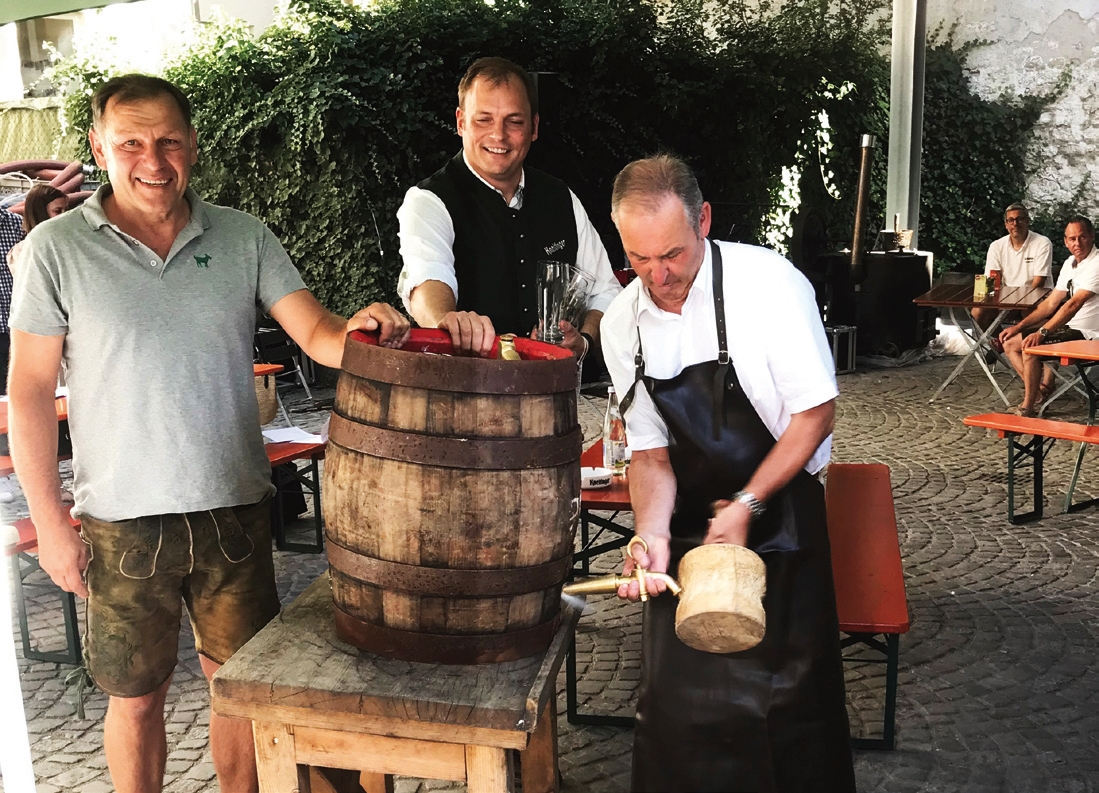 Kneitinger-Braumeister Albert Kellner (li.) und Geschäftsführer Martin Sperger (Mi.) sind von Bürgermeister Ludwig Artingers Anzapfkunst überzeugt.