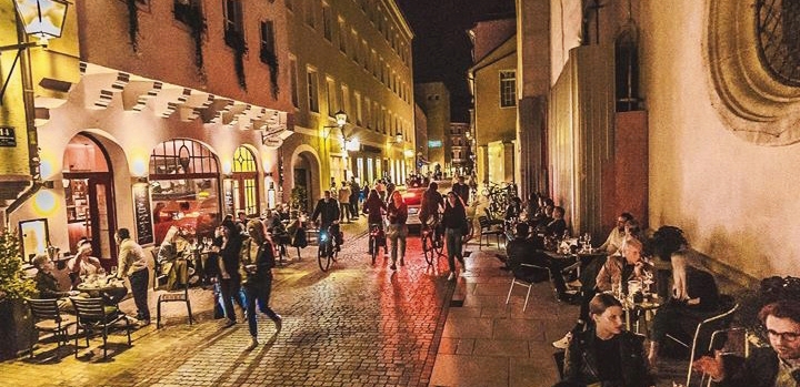 Südländische Atmosphäre in der Regensburger Altstadt: Dank großzügiger Freisitzregelung kann die Gastronomie die Umsatzeinbrüche der letzten Monate etwas abpuffern.