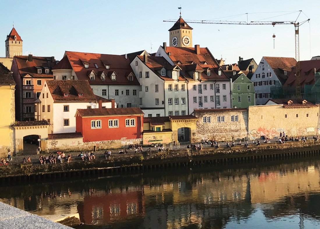 Bei sommerlichen Temperaturen treibt es die Menschen raus ins Freie, wie hier am Donauufer.