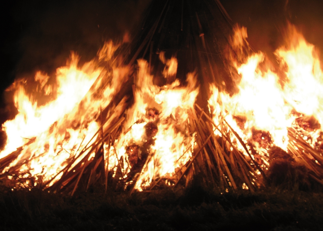 Auf zwei Kontinenten lodern die Flammen.