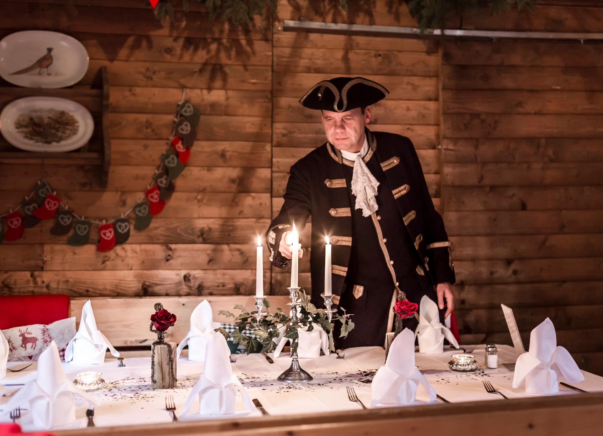 Gemütliche Geselligkeit in den Blockhütten auf dem Romantischen Weihnachtsmarkt.