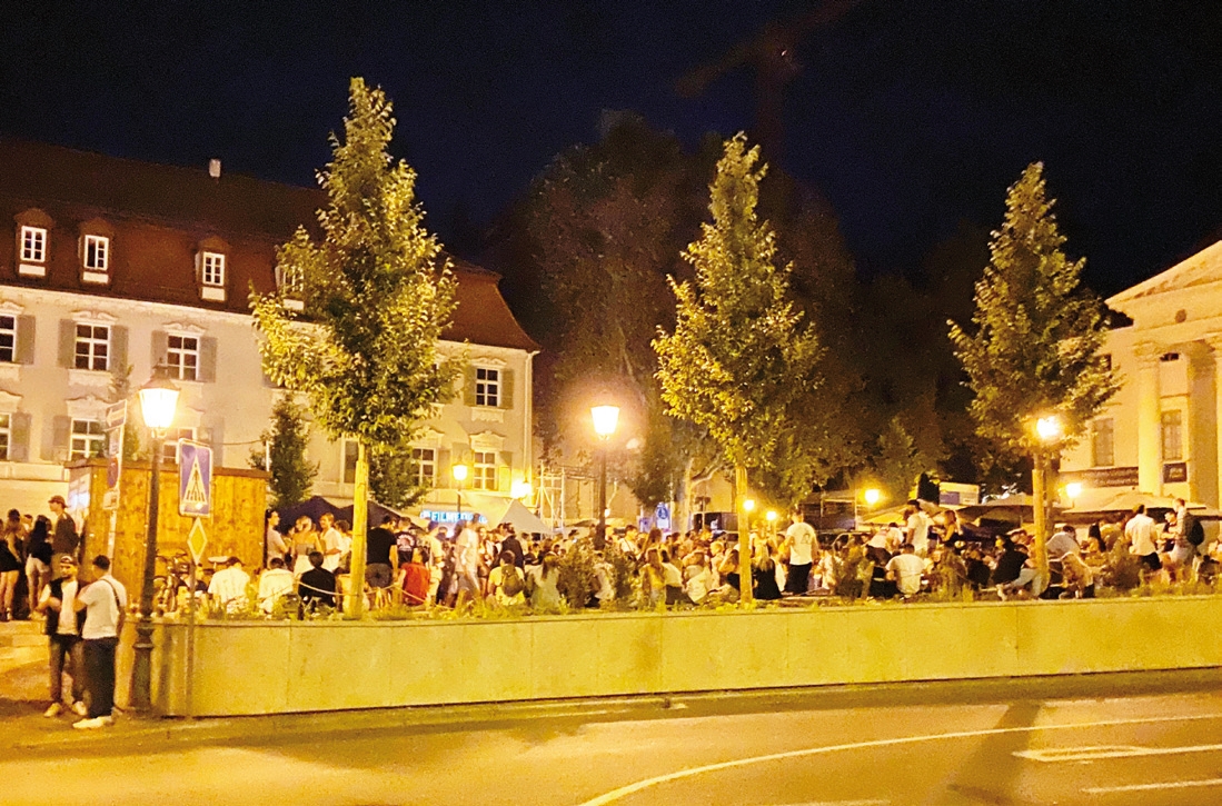 Junge und Junggebliebene beleben Straßen und Plätze der Altstadt.