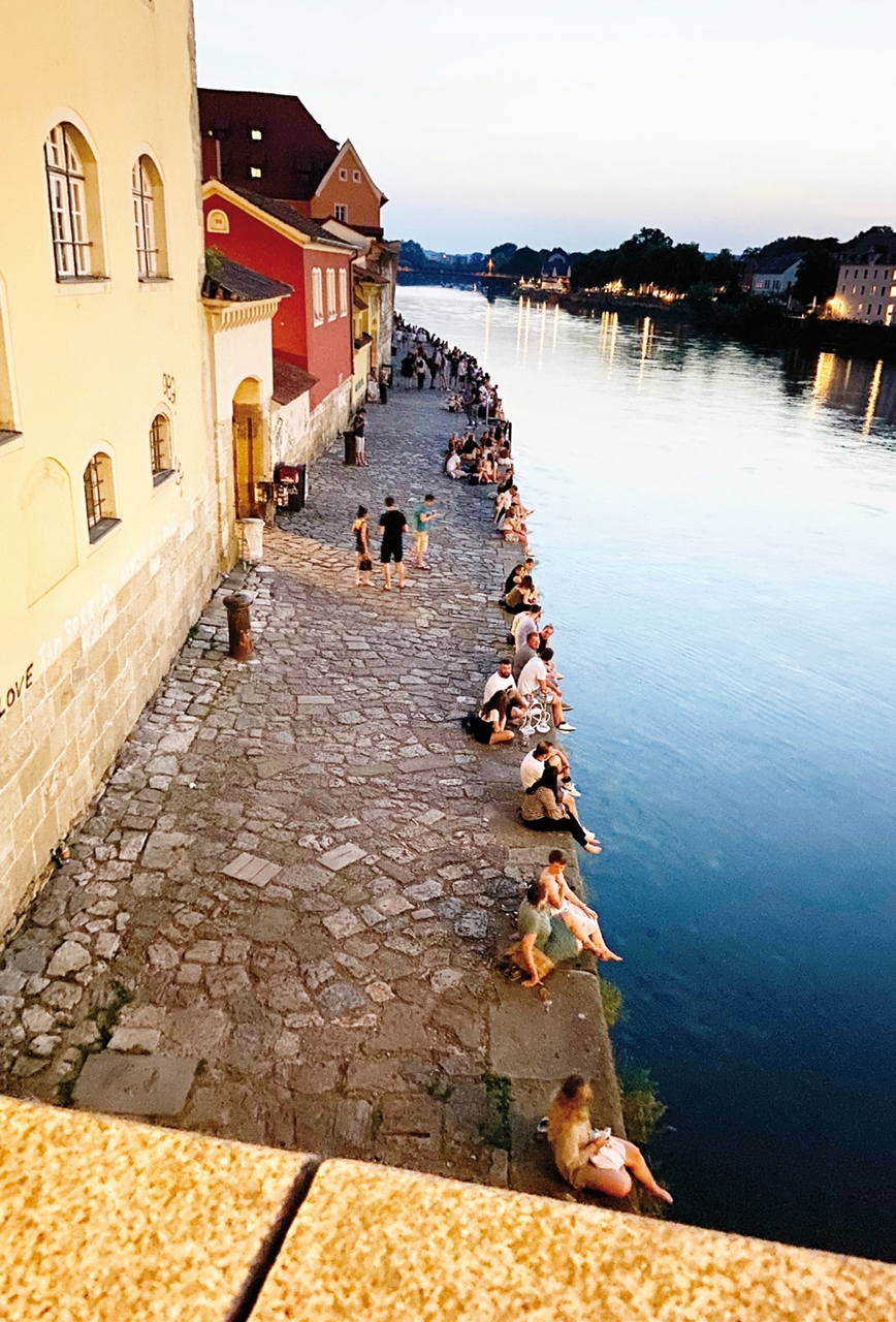 Am Donauufer trifft man sich bei Sonnenuntergang.