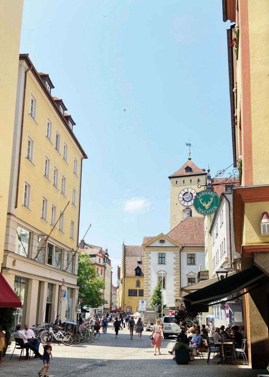 Auch tagsüber sind Gassen und Cafés wieder belebt.