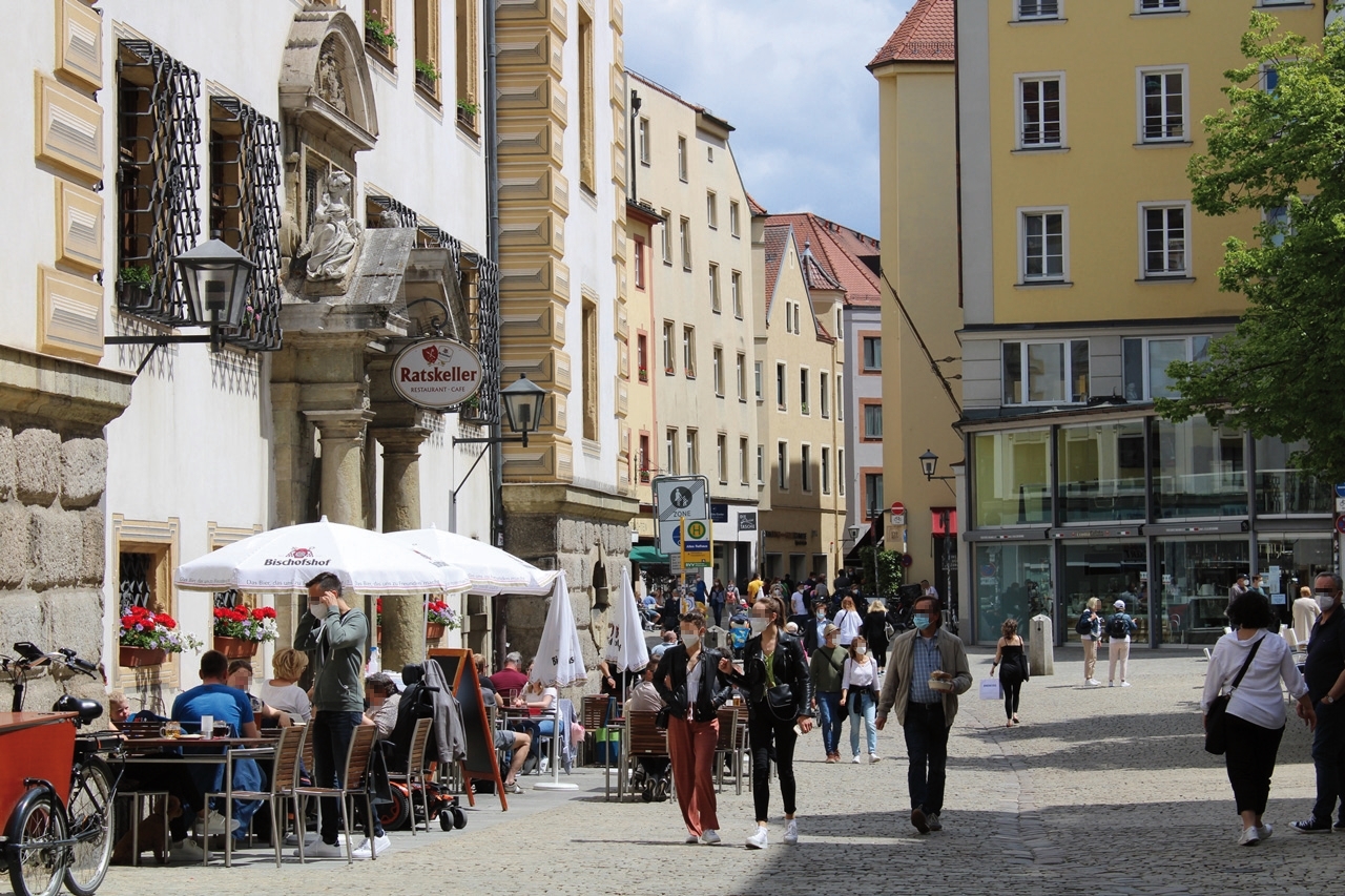 Freisitze am Kohlenmarkt: Regensburg erlangt seine Leichtigkeit wieder.