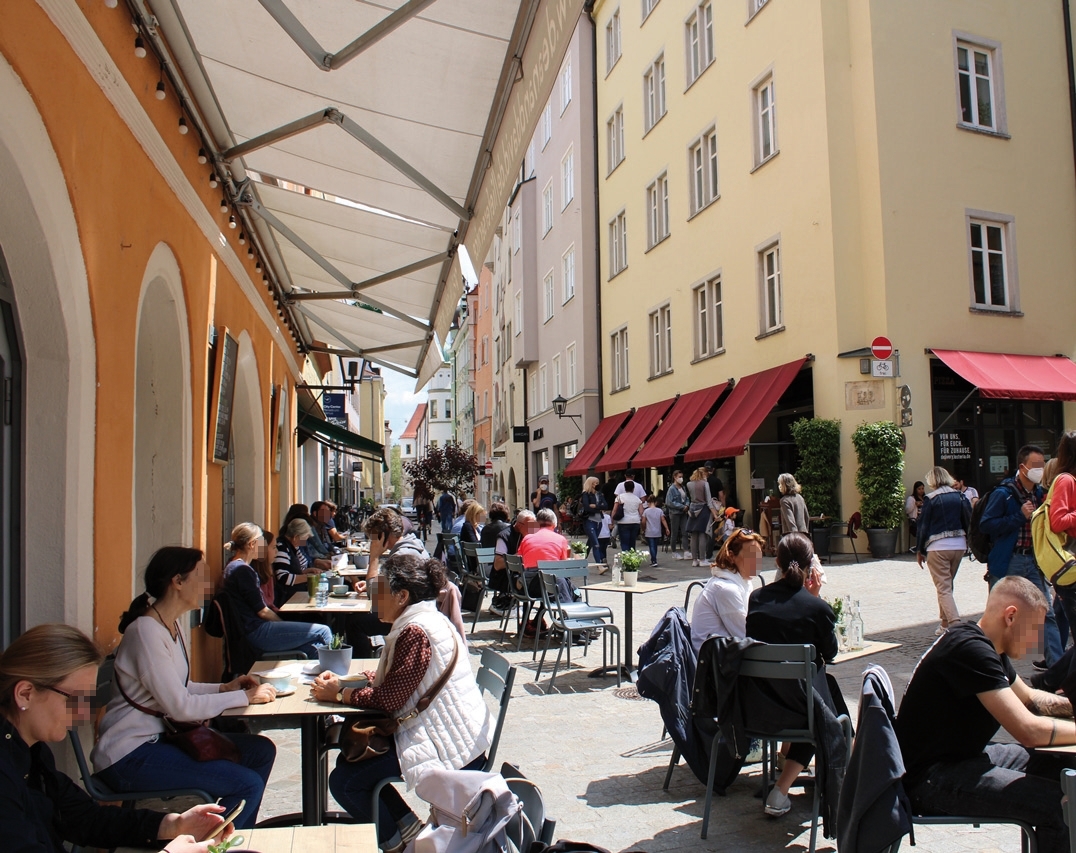 Die Straßencafés erfreuen sich lange entbehrter Kundschaft.