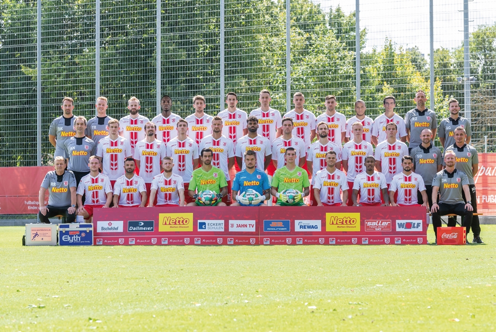 So sehen Sieger aus! Der Klassenerhalt ist gelungen und die Mannschaft strahlt.