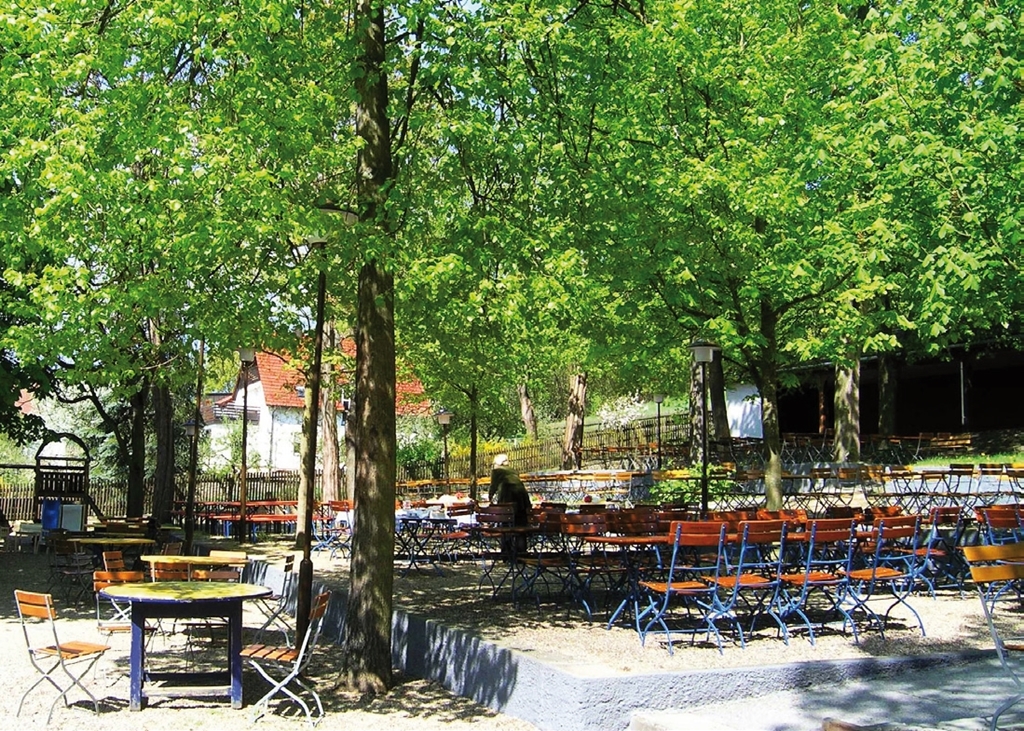 Sehnsuchtsort Biergarten! Wie sehr vermissen wir ihn und was würden wir für eine Halbe Bier unter schattigen Kastanien nicht alles tun!!!