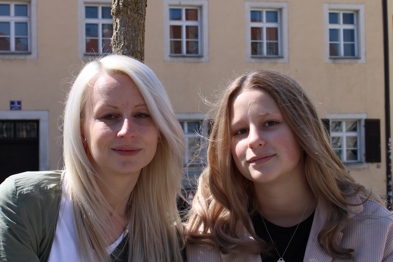 Sarah Muhr (li.), 33 Jahre, Kaufmännische Angestellte, Regensburg und Sophie Muhr, 14 Jahre, Schülerin, Regensburg