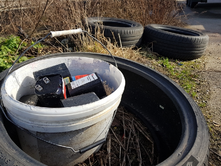 ... und hochgiftige Batterien gammeln neben alten Autoreifen in der Dieselstraße!