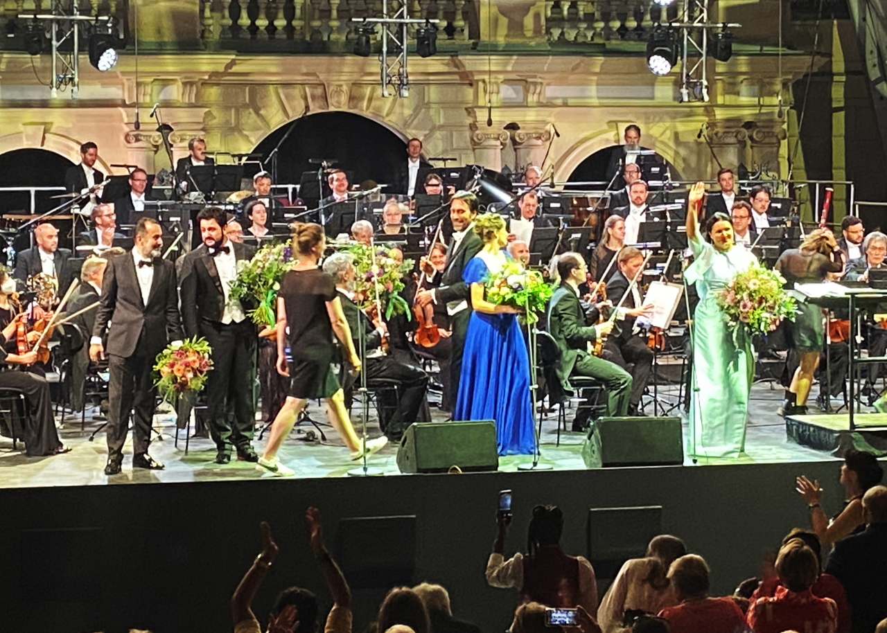 Schlussapplaus für einen großartigen Auftritt: Anna Netrebko (re.) und Ehemann Yusif Eyvazov (2.v.li.) auf der Thurn-und-Taxis-Schlossbühne.