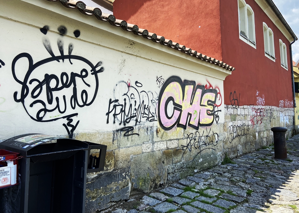 Hässliches Gekraksel bei der Steinernen Brücke.