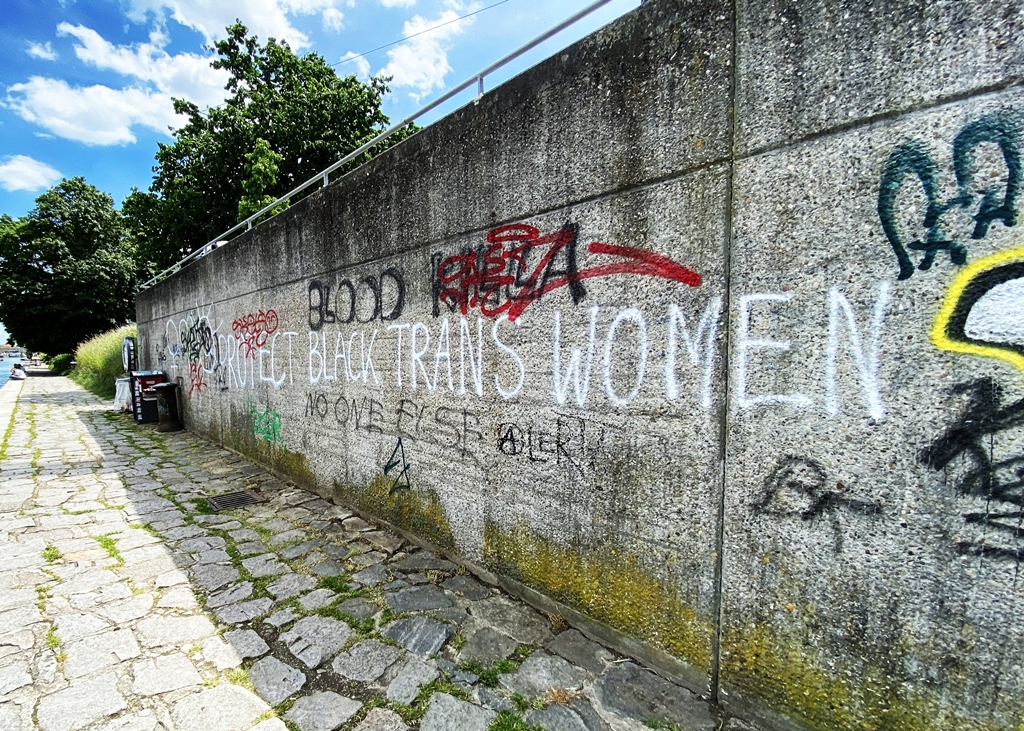 Verschandelte Mauer an der Donau.