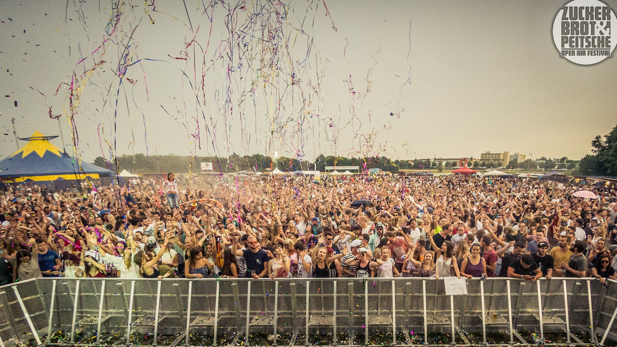 Main Crowd mit Luftschlangen Titelbild VA FB