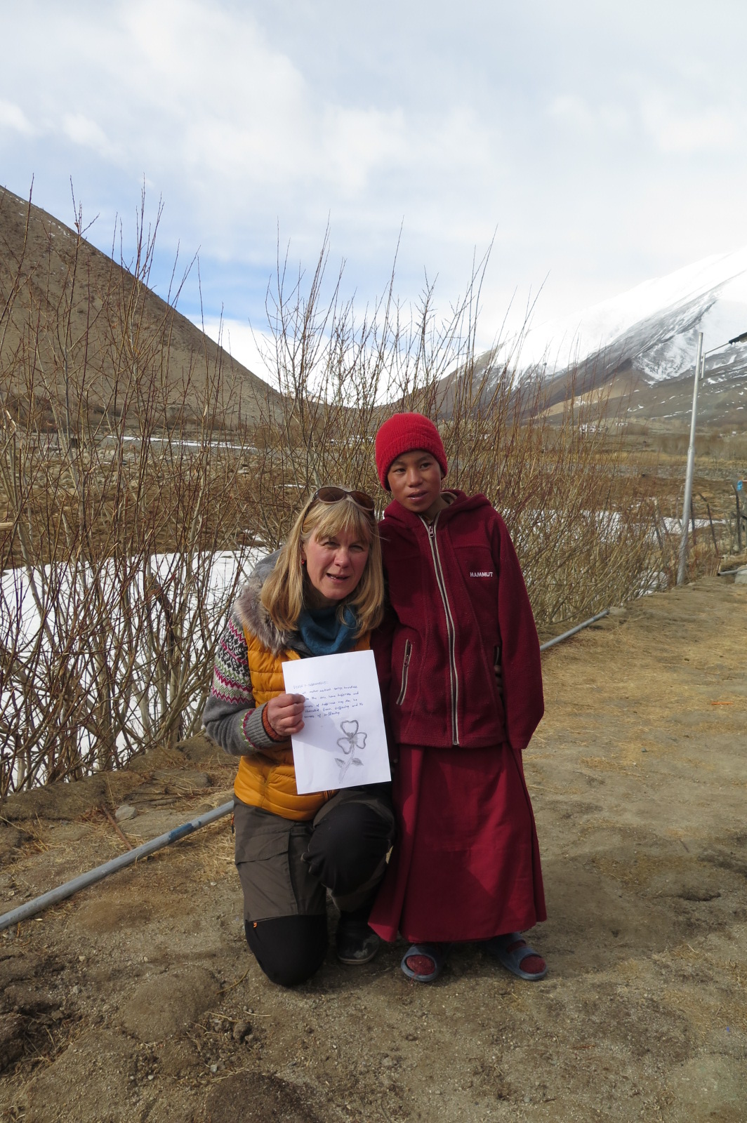 Susanne Mic mit ihrem Patenkind Rigzen in der Shachukul Gonpa School im Changthang in Ladakh.