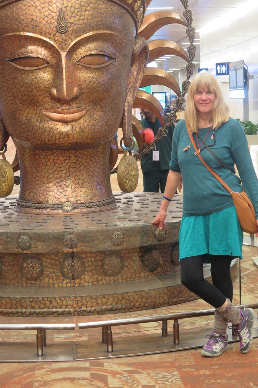 In Delhi am Flughafen mit einer Buddha-Statue.