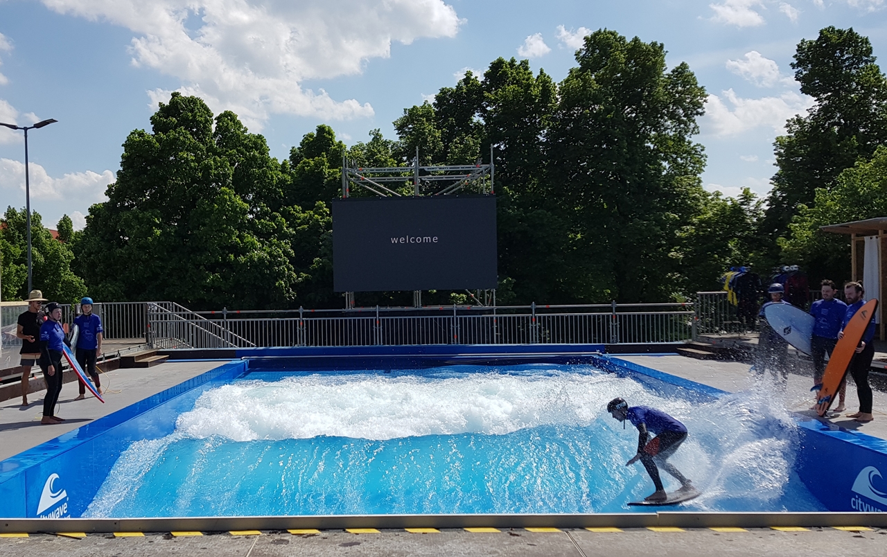 Surferparadies mitten in der Stadt – die Citywave vor dem DEZ.