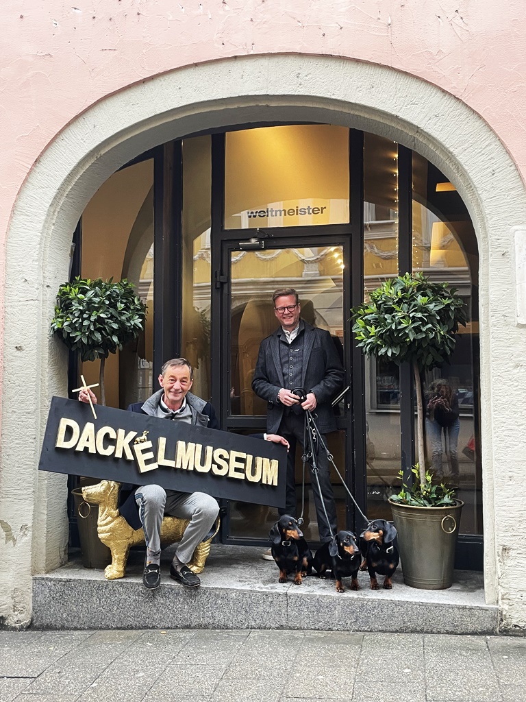Seppi Küblbeck und Oliver Storz vor ihrem Dackelmuseum in Regensburg.