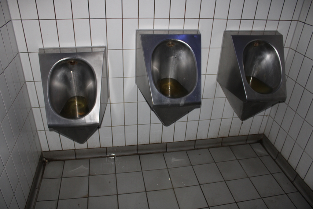 Die Toilette auf dem Neupfarrplatz ist in einem ekelerregenden Zustand.