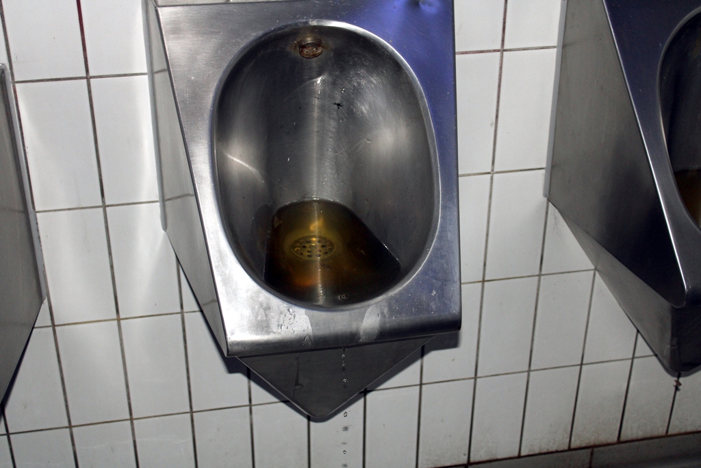 Die Toilette auf dem Neupfarrplatz ist in einem ekelerregenden Zustand.