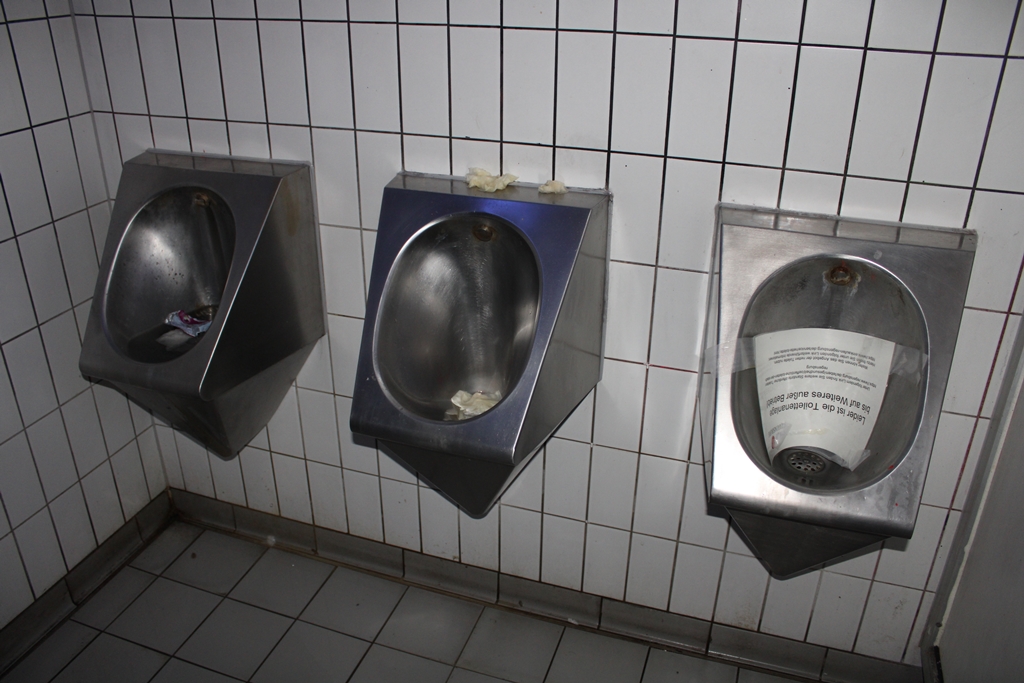 Die Toilette auf dem Neupfarrplatz ist in einem ekelerregenden Zustand.