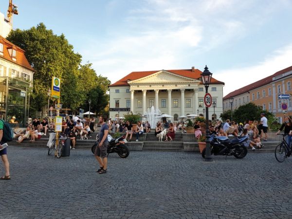 Der Bismarckplatz am 26.6. um 20 Uhr ...