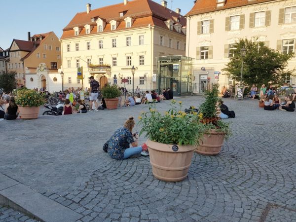 Für mehr Abstand zwischen den Menschen?