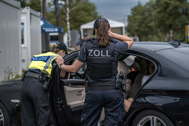 Aus bayerischen Polizeiberichten | Bundespolizei greift Migranten bei Grenzkontrollen auf