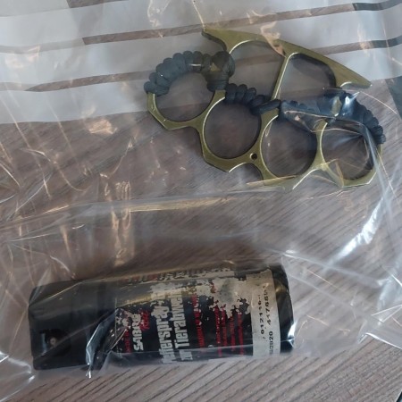 Aus bayerischen Polizeiberichten | Tunesischer Schwarzfahrer führt Schlagring und Pfefferspray mit sich