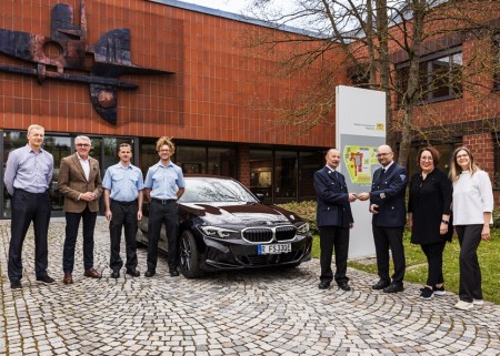 BMW 330e an Feuerwehrschule Regensburg übergeben 