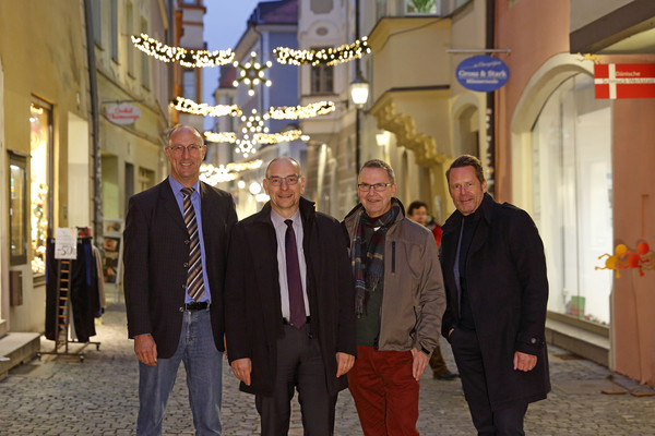 Die Obere Bachgasse erstrahlt in weihnachtlichem Glanz