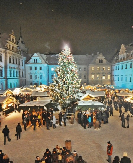 In & Out | Bald öffnet der „Romantische Weihnachtsmarkt auf Schloss Thurn und Taxis“ seine Pforten!