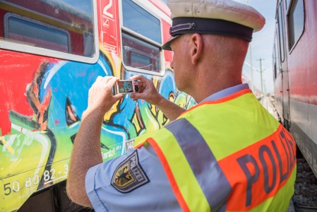 Aus bayerischen Polizeiberichten | Regensburg: Unbekannter beschmiert Zug