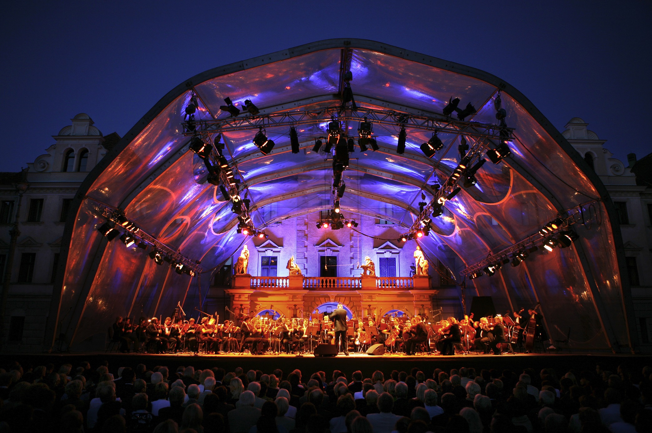 Meldungen | Garrett, Gipsy Kings und Garanca: Feuerwerk der Superstars im Regensburger Schlosshof