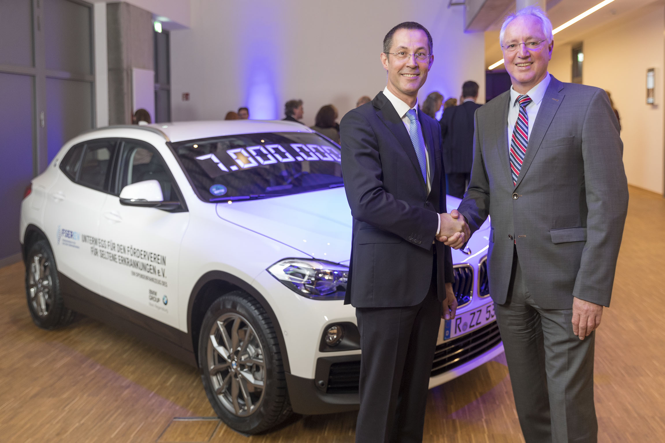 7-millionster BMW aus Regensburg erleichtert Hilfe für Menschen mit seltenen Erkrankungen