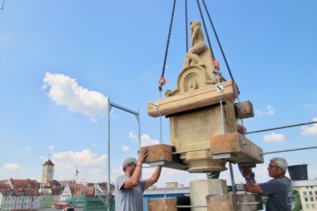 Das legendäre Regensburger "Bruckmandl" ist zurück auf der Steinernen Brücke