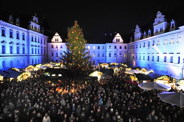 DER „ROMANTISCHE WEIHNACHTSMARKT AUF SCHLOSS THURN UND TAXIS“
