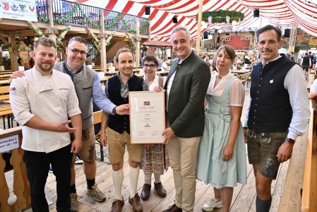 Familienbetrieb Hahn als „ausgezeichnetes Festzelt“ zertifiziert