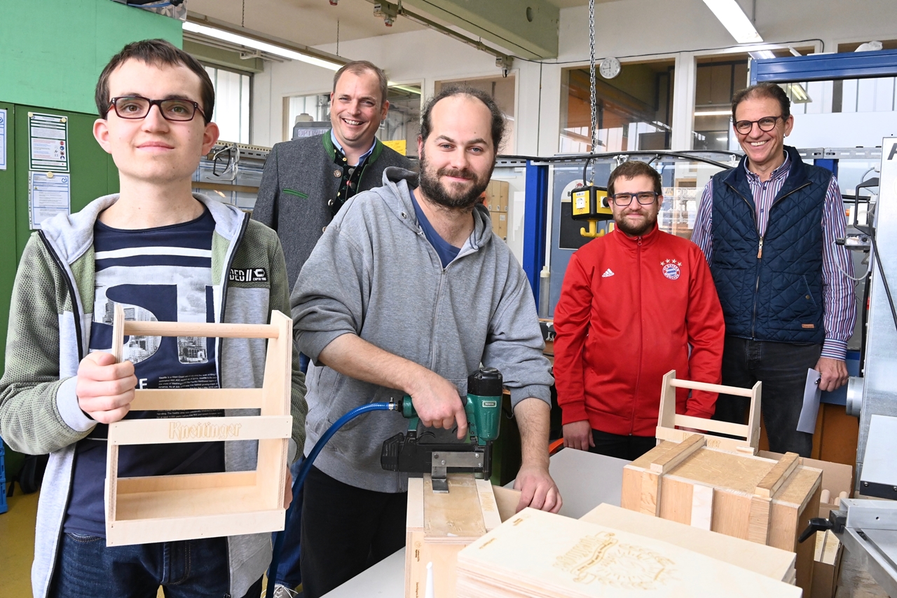 Regensburger Werkstätten fertigen 600 Holzträger zum Jubiläum