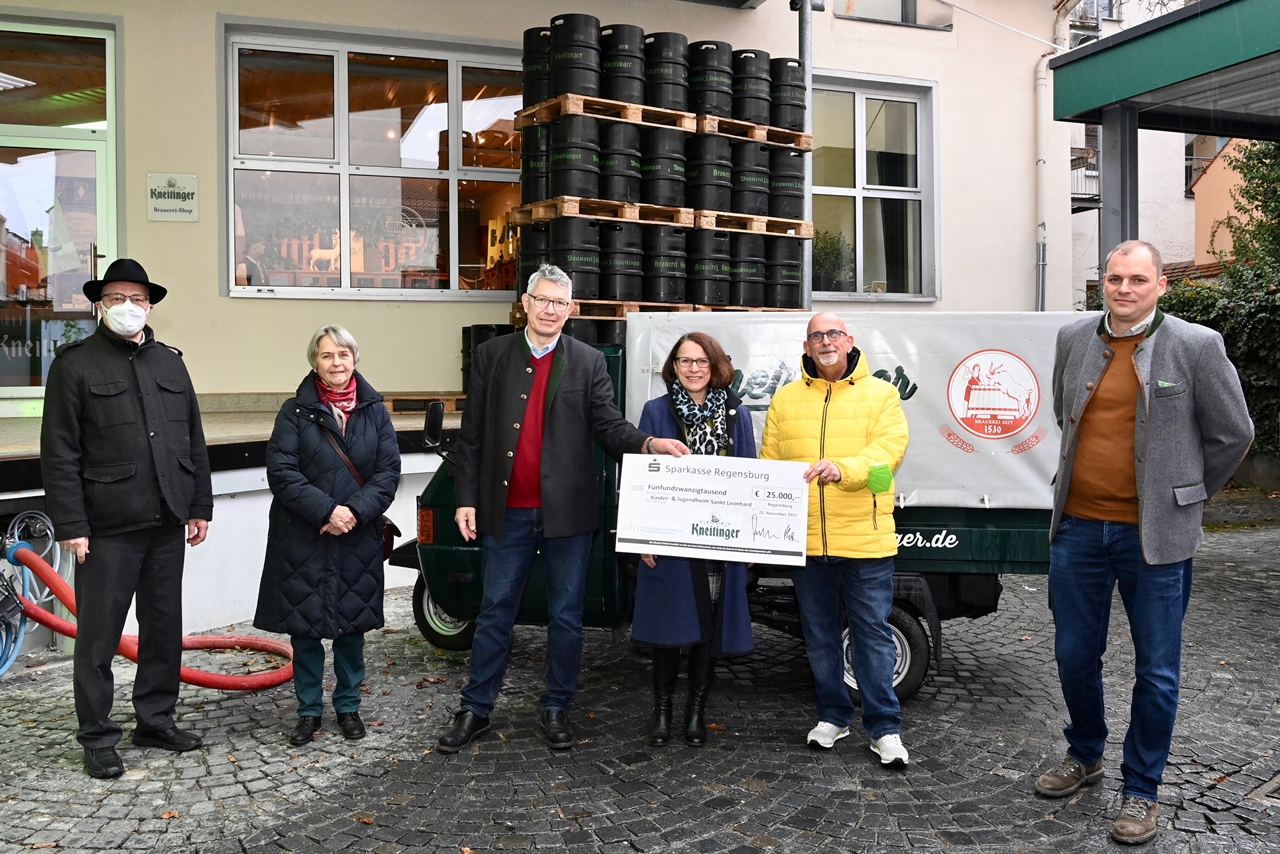Spendenübergabe der Hans und Sofie Kneitinger Stiftung – 25.000 € an St. Leonhard