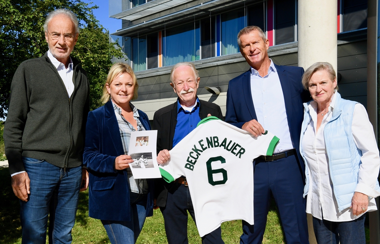 „Libero“ Franz Doblinger ersteigert Beckenbauer-Trikot zugunsten der Leukämiehilfe