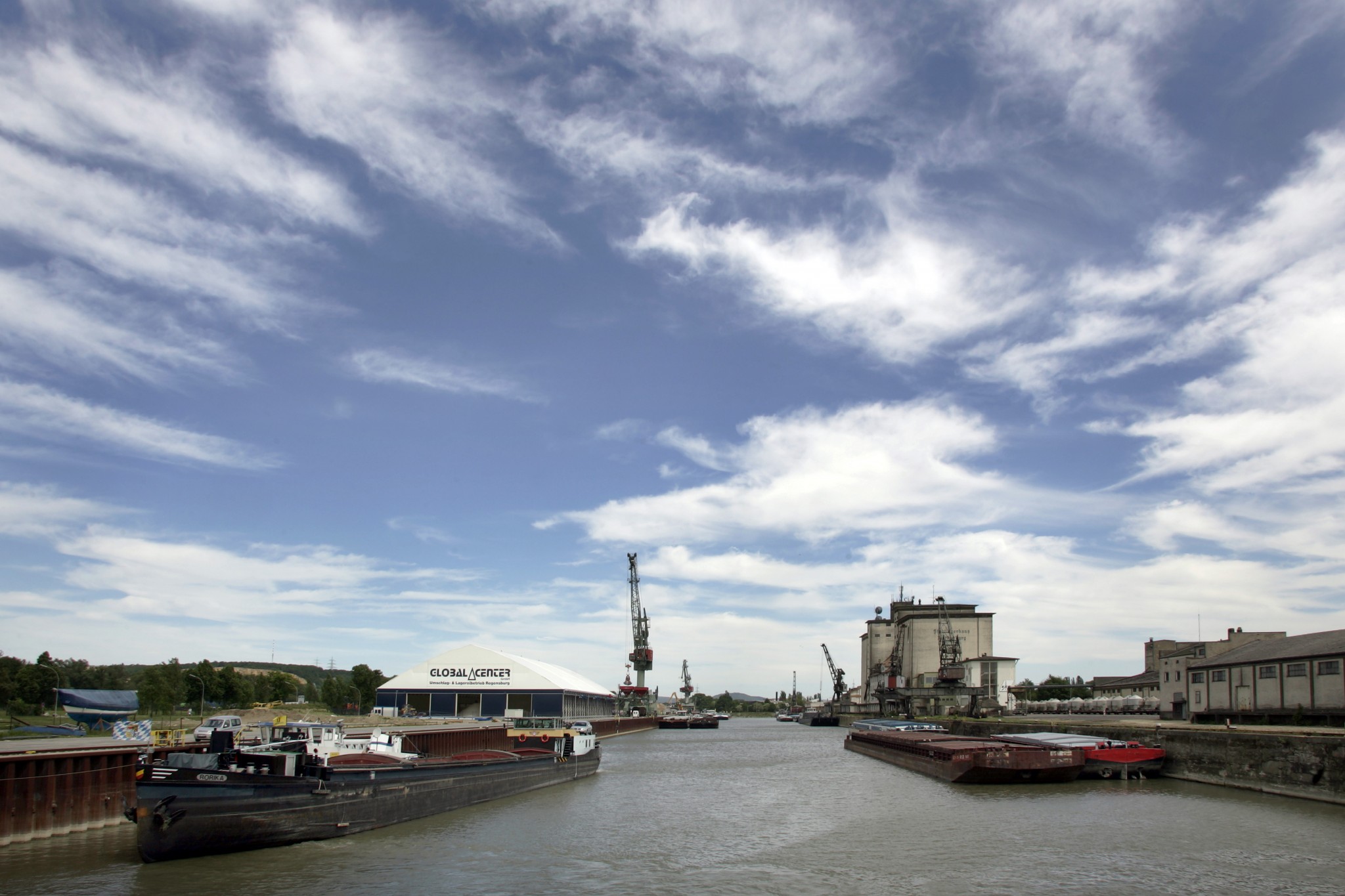 Das Land der Stadt vom Fluss aus gesehen