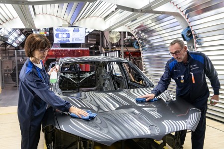 Automatisierte Oberflächenbearbeitung im BMW Werk Regensburg