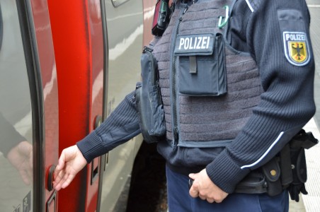 Aus bayerischen Polizeiberichten | Regensburg: Betrunkener Deutscher belästigt zwei Frauen im Zug und wird gewalttätig