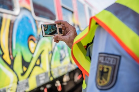 Aus bayerischen Polizeiberichten | Regensburg: Unbekannte beschmieren abgestellten Zug